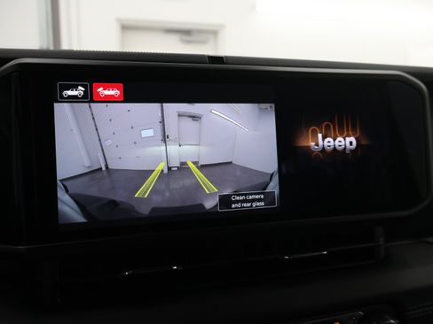 Used 2025 Jeep Wrangler Unlimited Sahara AWD/4WD image 16