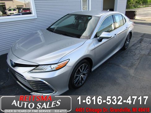 Used 2023 Toyota Camry XLE FWD image 1