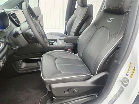 New 2026 Chrysler Pacifica Limited w/ S Appearance Package image 19