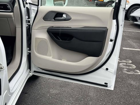 Used 2022 Chrysler Pacifica Touring-L w/ Uconnect Theater Family Group AWD/4WD image 14
