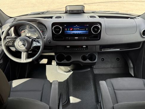 Used 2025 Mercedes-Benz Sprinter 2500 image 16