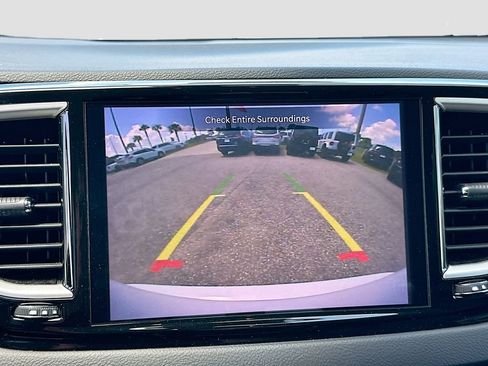 Used 2023 Chrysler Pacifica Touring-L FWD image 14