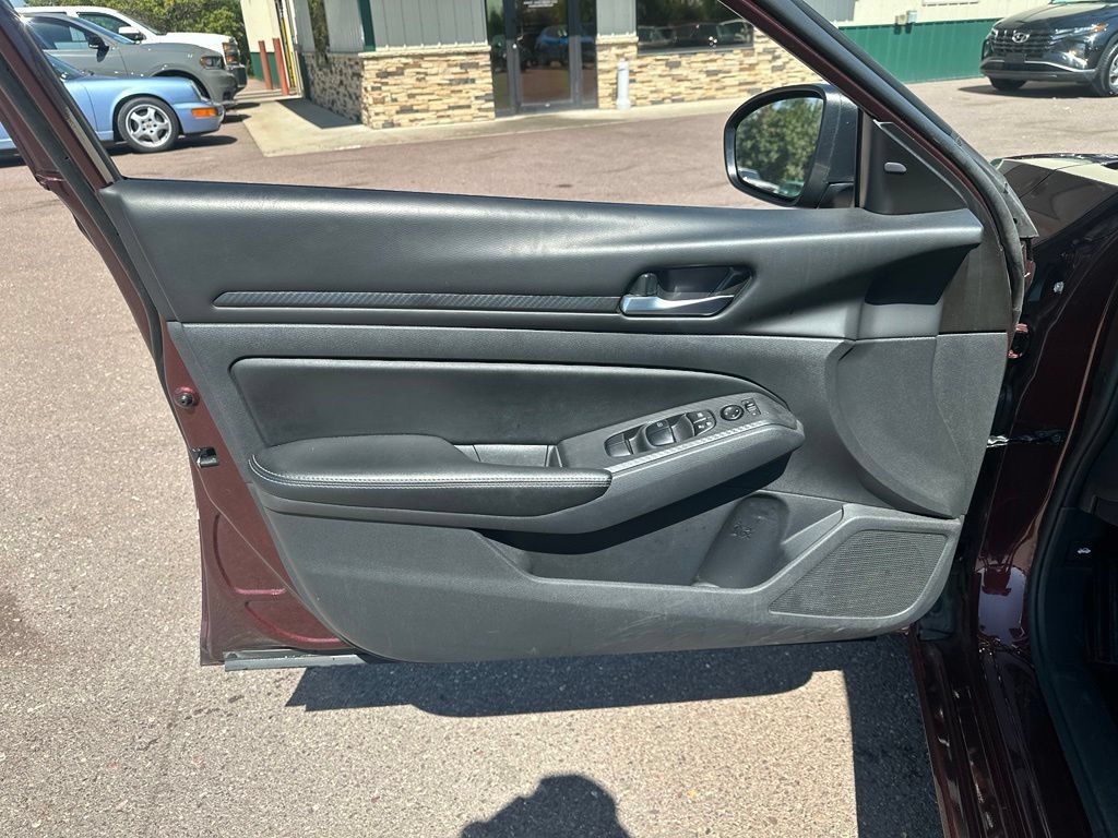 Used 2025 Nissan Altima 2.5 SV AWD/4WD image 12