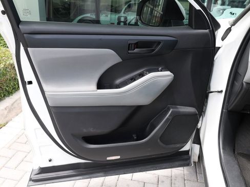 Used 2023 Toyota Highlander LE image 11