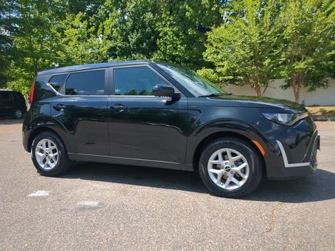 Used 2024 Kia Soul LX w/ Option Group 015 FWD image 2