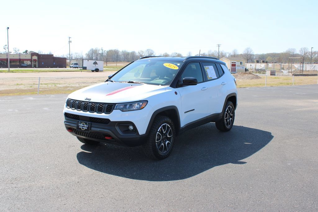 Used 2025 Jeep Compass Trailhawk AWD/4WD image 4