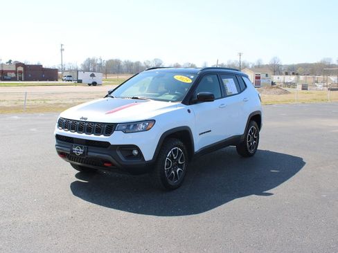 Used 2025 Jeep Compass Trailhawk AWD/4WD image 4