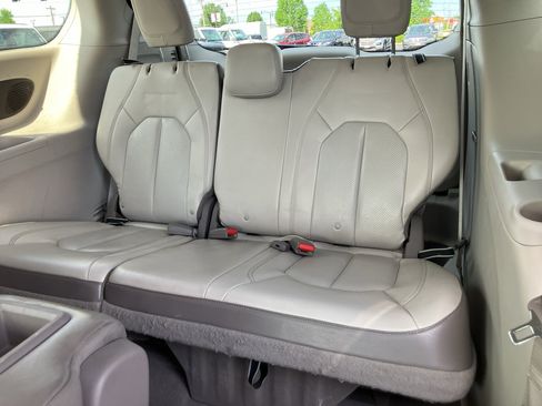 Used 2017 Chrysler Pacifica Touring-L Plus w/ Tire & Wheel Group FWD image 31