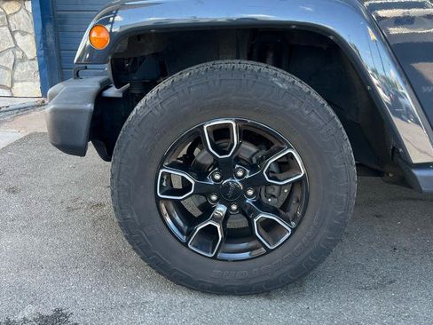 Used 2018 Jeep Wrangler Unlimited Sahara AWD/4WD image 2
