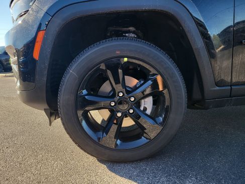 New 2025 Jeep Grand Cherokee Altitude image 10