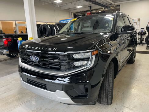 Used 2025 Ford Expedition Platinum w/ Platinum Ultimate Package image 3