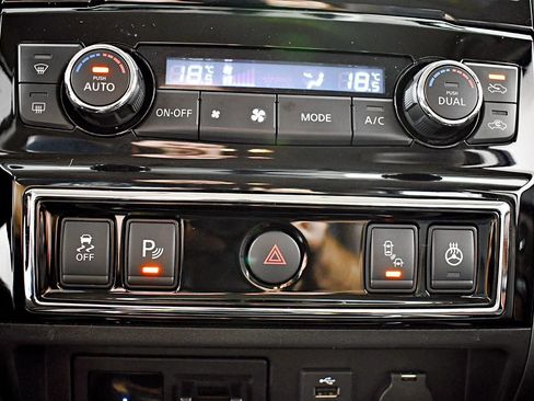 Used 2017 Nissan Titan Platinum Reserve image 32