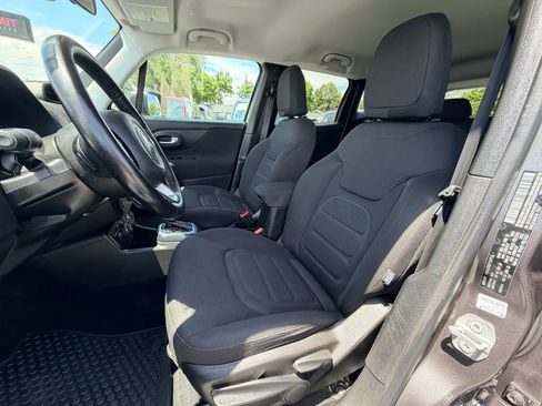 Used 2018 Jeep Renegade Latitude w/ Cold Weather Group AWD/4WD image 11