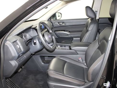 Used 2025 Nissan Pathfinder SL FWD image 17