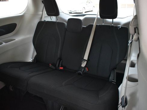 Used 2022 Chrysler Voyager LX FWD image 10