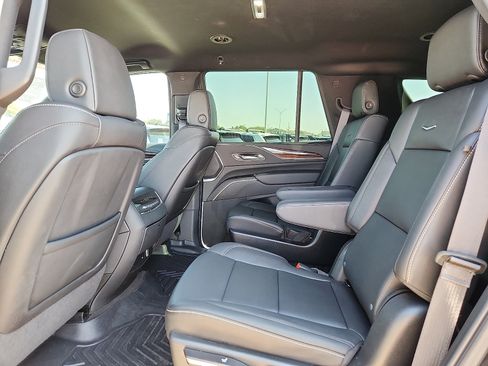 Used 2024 Cadillac Escalade Luxury RWD image 12