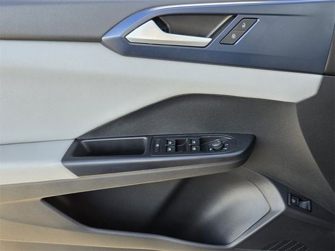 Used 2023 Volkswagen Taos SE w/ Panoramic Sunroof Package image 29