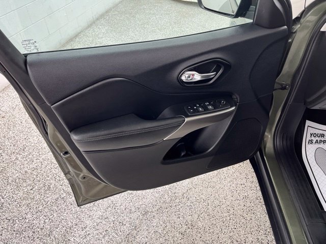 Used 2021 Jeep Cherokee Latitude FWD image 27