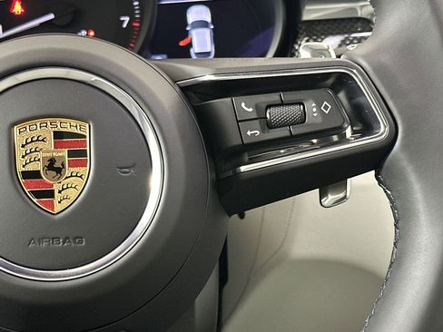 Used 2025 Porsche Macan image 32
