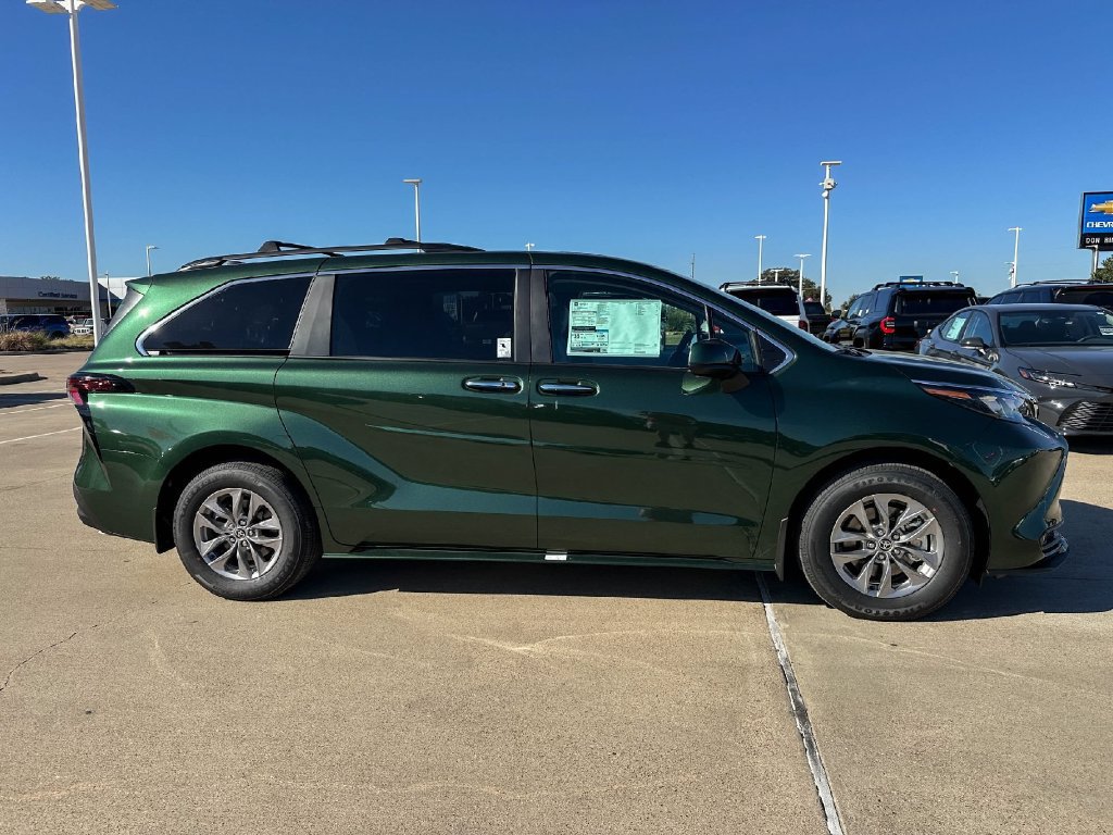 New 2026 Toyota Sienna XLE FWD image 4