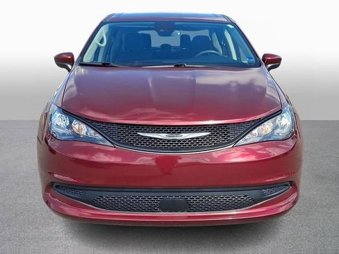 Used 2023 Chrysler Voyager LX image 2