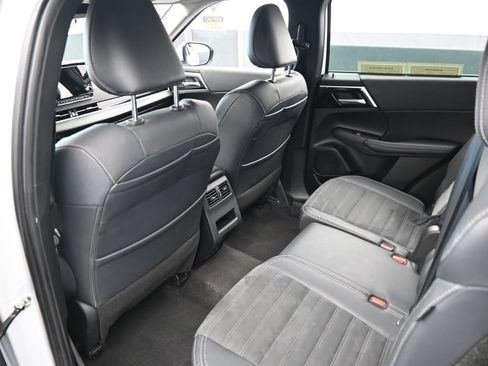 Used 2023 Mitsubishi Outlander SE image 39