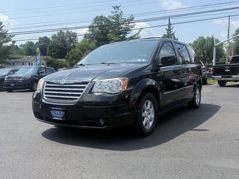 Used 2010 Chrysler Town & Country Touring Plus FWD image 4