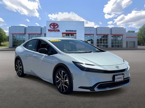 Used 2024 Toyota Prius Prime FWD image 2