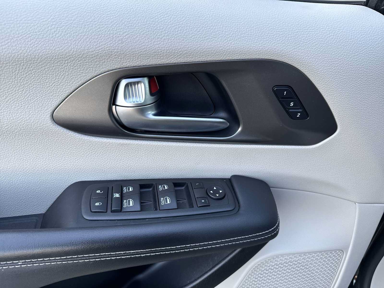 Used 2023 Chrysler Pacifica Touring-L w/ Uconnect Theater Family Group FWD image 19