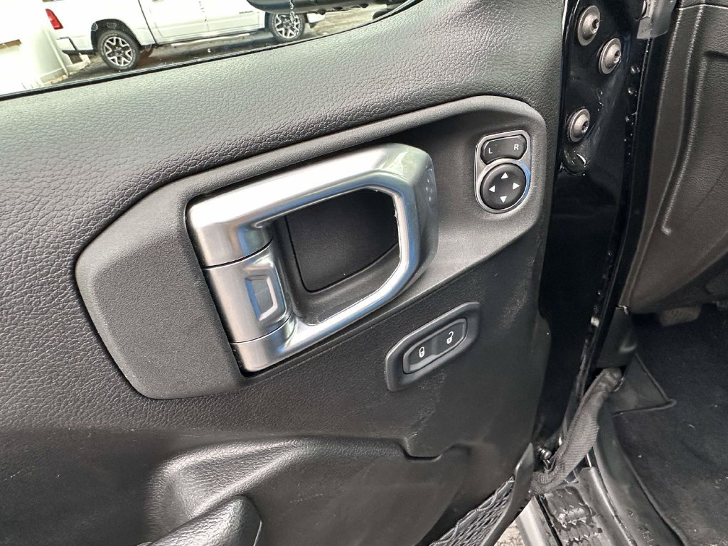 Used 2022 Jeep Wrangler Unlimited Rubicon 4xe AWD/4WD image 17