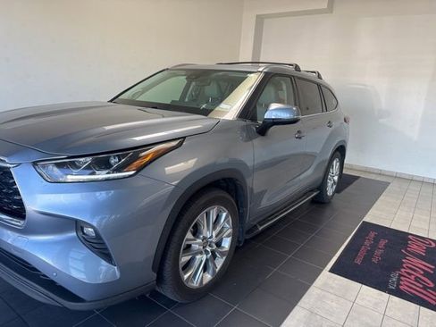 Used 2021 Toyota Highlander Limited FWD image 2