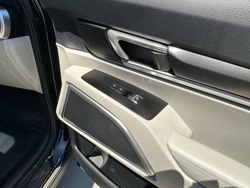 Used 2025 Kia Telluride S FWD image 19