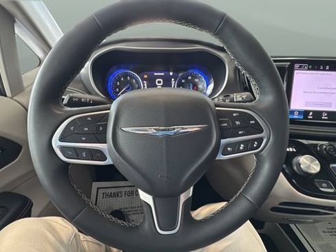 Used 2022 Chrysler Pacifica Touring-L FWD image 12