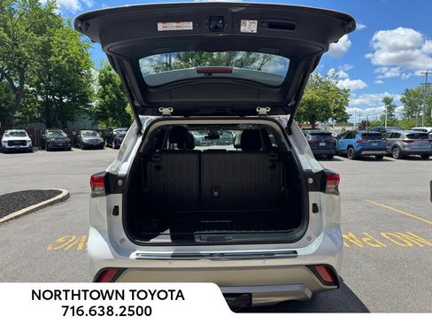 Used 2023 Toyota Highlander Platinum AWD/4WD image 16