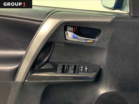 Used 2017 Toyota RAV4 SE image 34