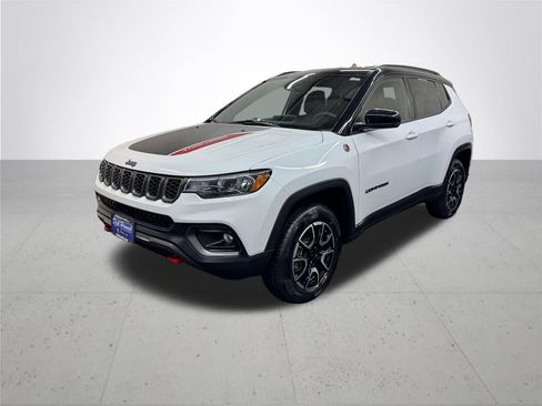 Used 2024 Jeep Compass Trailhawk AWD/4WD image 2
