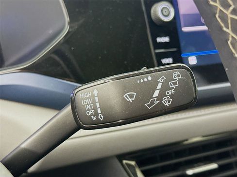 Used 2024 Volkswagen Taos SE w/ Panoramic Sunroof Package image 7