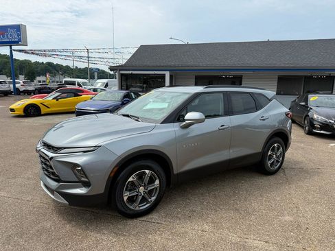 Used 2024 Chevrolet Blazer LT w/ Convenience Package FWD image 3