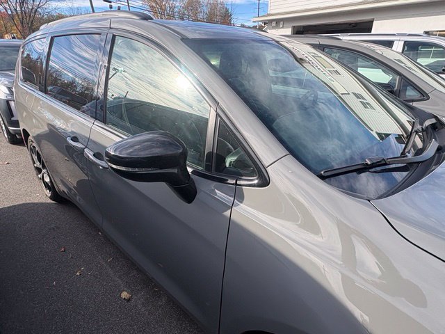 Used 2025 Chrysler Pacifica Limited FWD image 7
