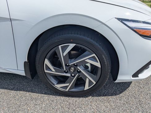 New 2025 Hyundai Elantra Limited image 11