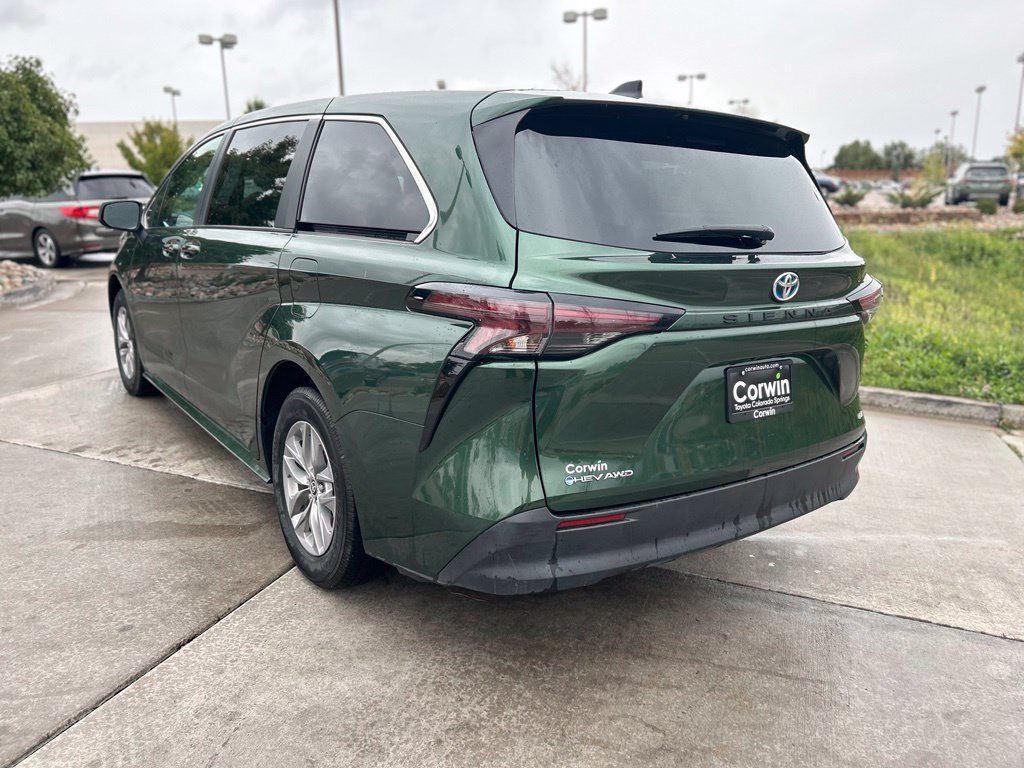 Used 2025 Toyota Sienna LE AWD/4WD image 5
