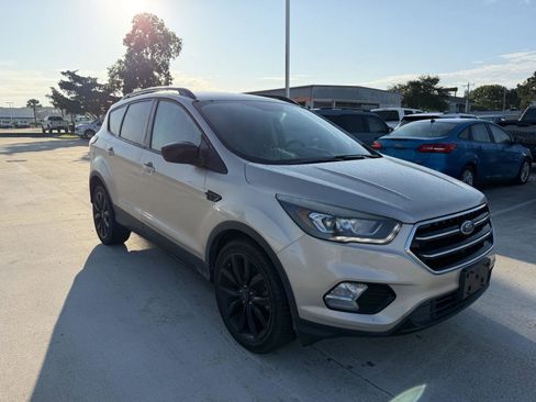 Used 2017 Ford Escape SE w/ Equipment Group 201A FWD image 2