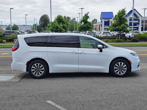 Used 2023 Chrysler Pacifica Touring-L FWD image 8