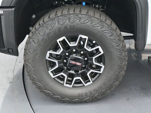 Used 2025 GMC Sierra 2500 AT4X image 26