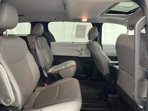 Used 2025 Toyota Sienna XLE image 59