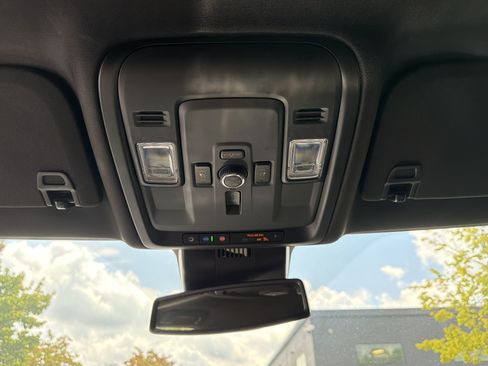 Used 2025 GMC Yukon Denali AWD/4WD image 26