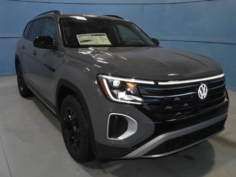 New 2026 Volkswagen Atlas Peak Edition AWD/4WD image 1