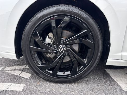 Certified 2025 Volkswagen Jetta SE w/ Sunroof Package image 24