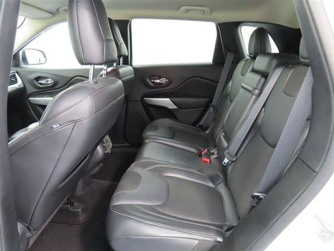 Used 2018 Jeep Cherokee Latitude Plus w/ Comfort/Convenience Group FWD image 29