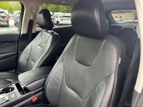 Certified 2019 Ford Edge Titanium w/ Equipment Group 301A AWD/4WD image 8